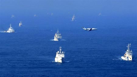 Tàu Trung Quốc và tàu Nhật di chuyển gần nhau trên vùng biển quanh quần đảo Senkaku/Điếu Ngư.